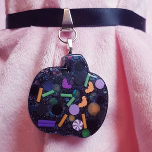 Kawaii black Halloween candy confetti resin pumpkin ribbon choker | Satin choker | Resin pendant | Egirl | Goth