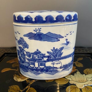 Vintage China Blue Willow Design Porcelain Jar with Lid, Chinese Hand Painted Landscape Blue and White Porcelain Box, Decorative Lidded Jar