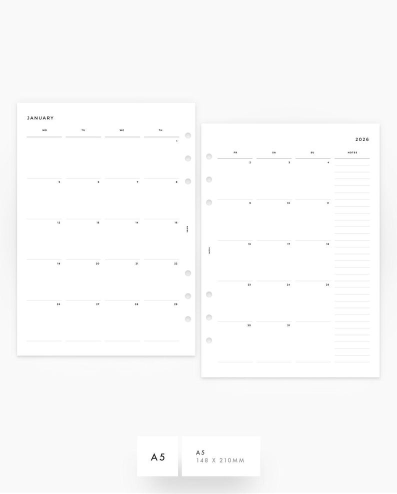 Puede incluir: Dos p&aacute;ginas blancas de planificador A5 con un dise&ntilde;o minimalista. Una p&aacute;gina muestra un calendario de enero, la otra un calendario de 2026 con secci&oacute;n de notas. Las p&aacute;ginas est&aacute;n perforadas para una carpeta. Dimensiones: 148 x 210 mm.