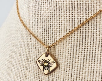Gold Bee Necklace – Dainty Bee Jewelry with Birthstone – Bee Lover Gift – Honey Bee Pendant – Minimalist Nature Necklace for Her