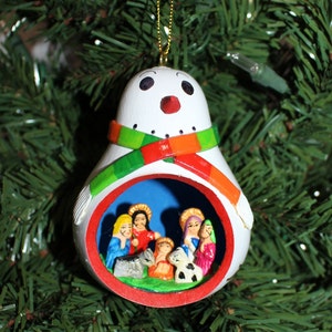 Pupazzo di neve decorativo a forma di zucca con presepe all&#39;interno, realizzato a mano in Perù