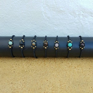 Makramee-Armband mit Steinen