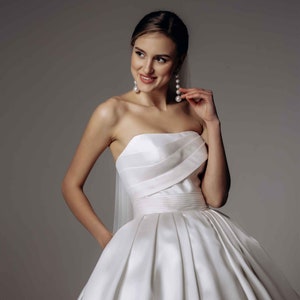 Satin Brautkleid mit Schleppe, Üppiges königliches Brautkleid, Prinzessinnenhochzeit, A-Linie Ballkleid, Brautkleid Bild 2