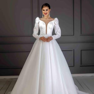 Zierliches Organza Brautkleid mit Puffärmeln, Mattes, elegantes Design Brautkleid, Korsett mit tiefem V-Ausschnitt, Brautkleid mit langer Schleppe