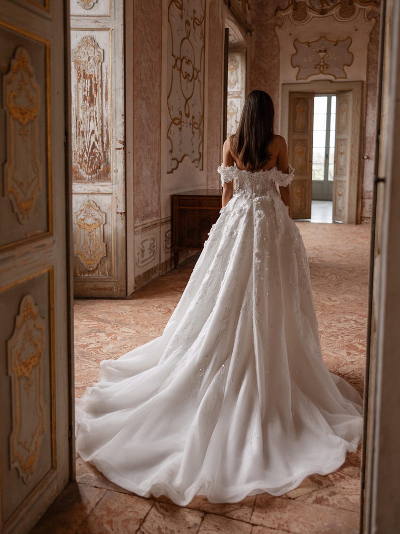 Vestido de novia con apliques florales en 3D, vestido con corsé de cuentas, vestido de novia con abertura alta, vestido con espalda descubierta, vestido de novia estilo princesa, vestido de novia 2026 imagen 5