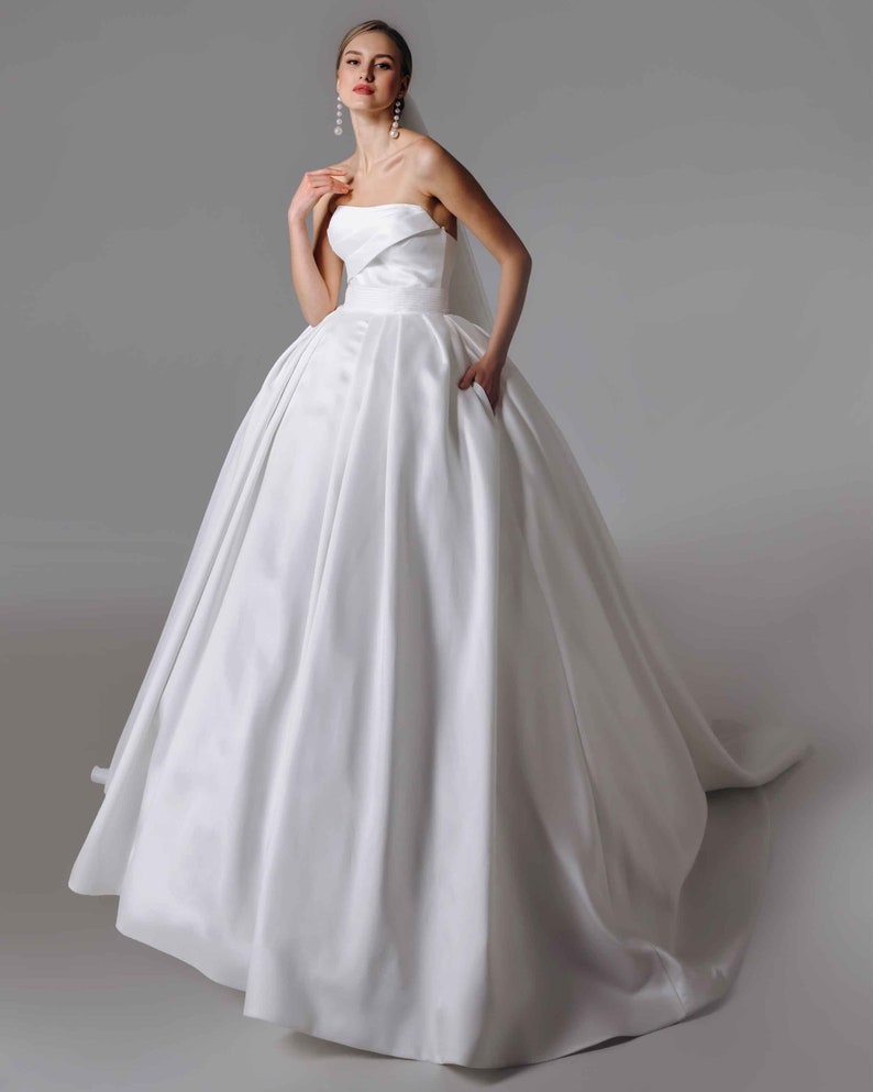 Satin Brautkleid mit Schleppe, Üppiges königliches Brautkleid, Prinzessinnenhochzeit, A-Linie Ballkleid, Brautkleid Bild 3