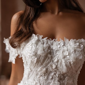 Vestido de novia con apliques florales en 3D, vestido con corsé de cuentas, vestido de novia con abertura alta, vestido con espalda descubierta, vestido de novia estilo princesa, vestido de novia 2026 imagen 3