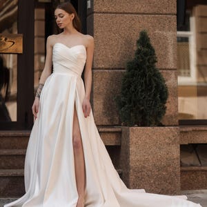Elegante vestido de novia sin tirantes con abertura alta, vestido de novia minimalista de satén, vestido de recepción moderno, vestido de novia sencillo con cola