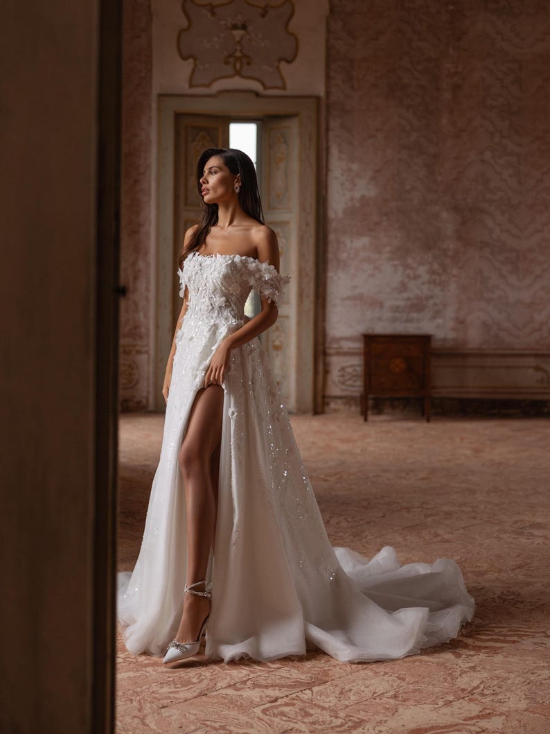 Vestido de novia con apliques florales en 3D, vestido con corsé de cuentas, vestido de novia con abertura alta, vestido con espalda descubierta, vestido de novia estilo princesa, vestido de novia 2026 imagen 1