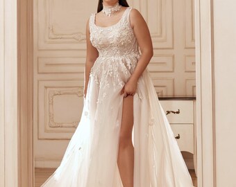 Plus Size A-Line Brautkleid mit Blumenspitze, Perlen Brautkleid mit Riemen, geknöpft, Schlitz und Schleppe, Tüll Blumen Brautkleid