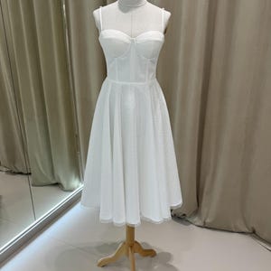 Statement stretch satijnen mouwloze trouwjurk, korset sweetheart bruidsjurk, vloeiende midi-jurk, bruids theelengte korte jurk afbeelding 4