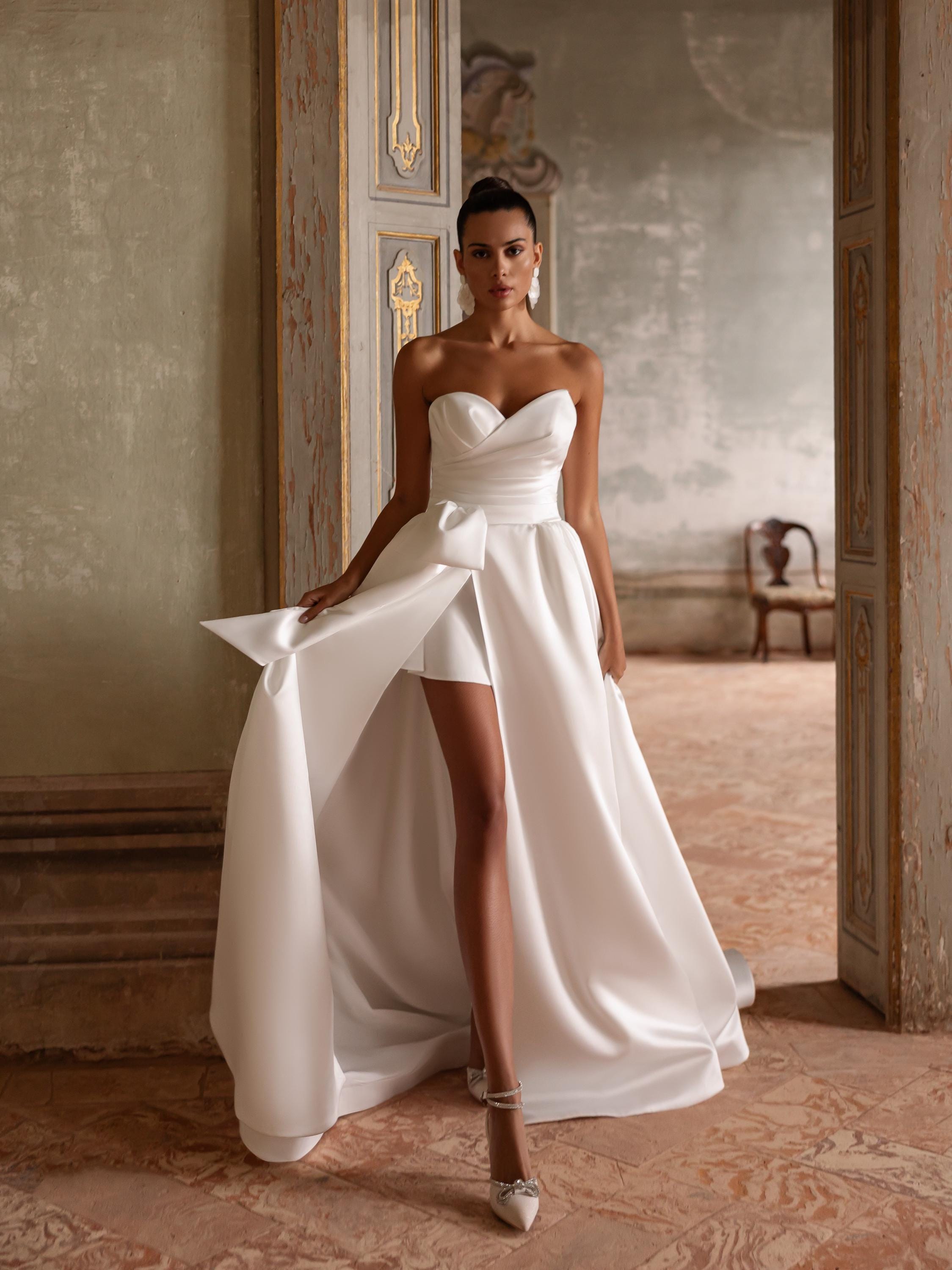 モダンなウェディングドレス、ストラップレス＆ドレープコルセット