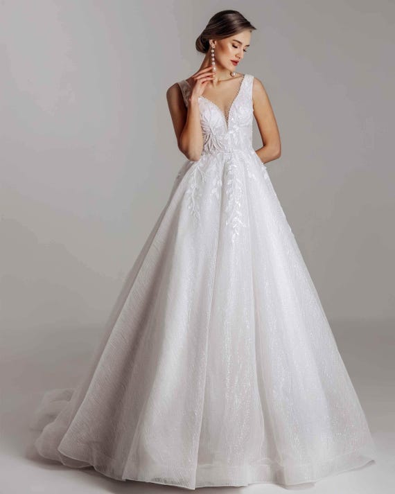 classic elegant wedding dresses Simple bridal wear | and timeless gowns designed for a chic and timeless look. Elegant Lace Wedding Dress |