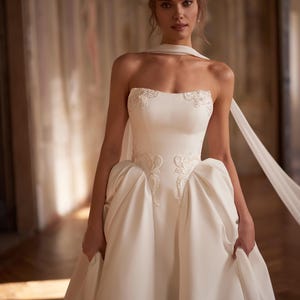 Luxe trouwjurk, bruidsjurk met opvallende rok, moderne prinsessentrouwjurk met sleep, herfsthuwelijk 2026