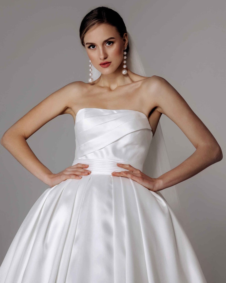 Satin Brautkleid mit Schleppe, Üppiges königliches Brautkleid, Prinzessinnenhochzeit, A-Linie Ballkleid, Brautkleid Bild 8