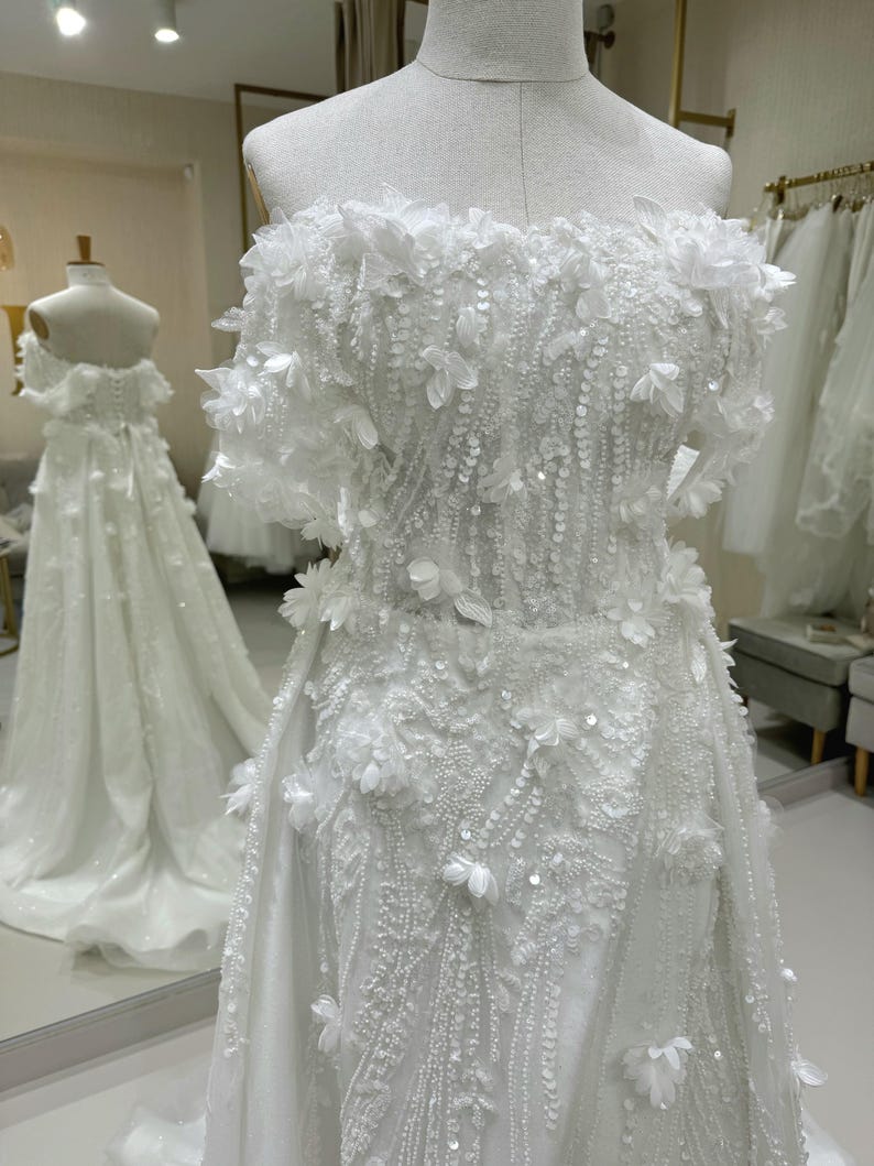 Vestido de novia con apliques florales en 3D, vestido con corsé de cuentas, vestido de novia con abertura alta, vestido con espalda descubierta, vestido de novia estilo princesa, vestido de novia 2026 imagen 11