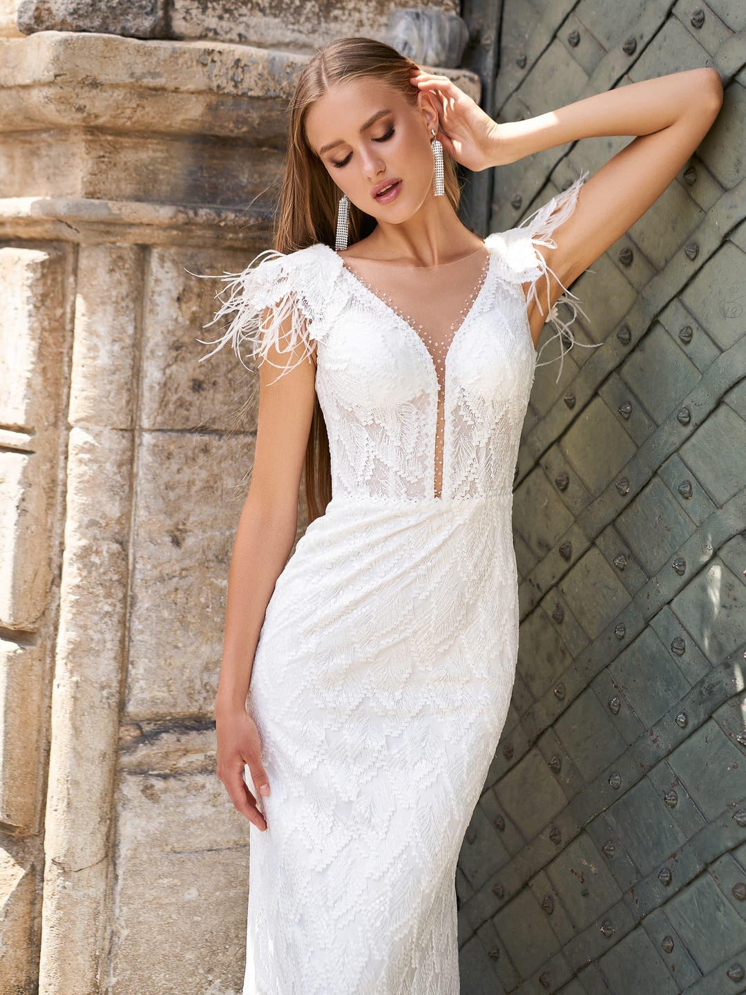 Fitted Mermaid Wedding Dress, Deep V-neckline, Removable Decorative  Elements of Lace and Feathers, Lace Wedding Dress, Exquisite Small Train -  Etsy