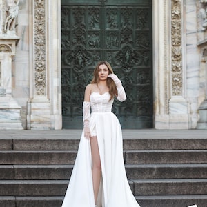 Vestido de novia sexy con mangas de encaje desmontables, vestido de novia con corsé drapeado, vestido de novia con abertura alta, vestido de novia de estilo rústico.