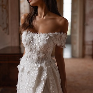 Vestido de novia con apliques florales en 3D, vestido con corsé de cuentas, vestido de novia con abertura alta, vestido con espalda descubierta, vestido de novia estilo princesa, vestido de novia 2026 imagen 2