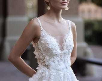 Ätherisches A-Linie Brautkleid mit 3D-Blumenspitze, Tüllrock, Hand bestickte Riemen, Brautkleid mit tiefem V-Ausschnitt, Blumenkleid mit Schleppe