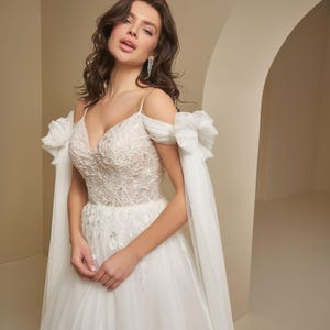 Elegant Dress With A Train, Beach Lace Appliques Wedding Dress, Beaded Embroidery Corset, Tulle Wedding Gown, Princess Floral Wedding Dress