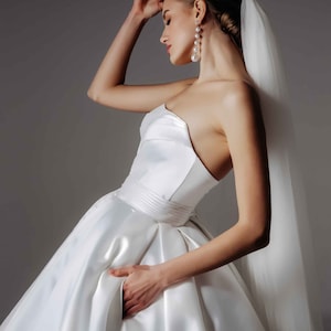 Satin Brautkleid mit Schleppe, Üppiges königliches Brautkleid, Prinzessinnenhochzeit, A-Linie Ballkleid, Brautkleid Bild 7