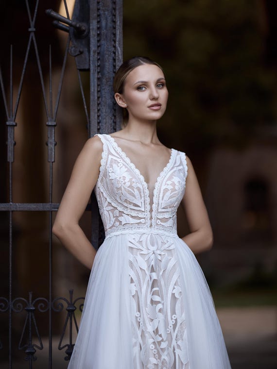 ウェディングドレス 刺繍レース Vネック Aライン