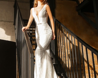 Vestido de noiva elegante estilo sereia, vestido de noiva com contas, vestido de noiva com decote em V profundo, vestido de noiva brilhante com cauda, vestido de noiva sem mangas com costas abertas