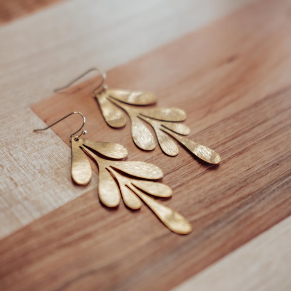 Gold Floral Dangle Earrings,  Boho Earrings Leaf,  Minimal Modern Earrings, Gold Statement Earrings Bridal, Delicate Gold Earrings
