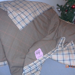 Goose down and virgin wool throw blanket. Thindown(r) inside. Excelent , warm and thin. 2 times warmer than any comforter.