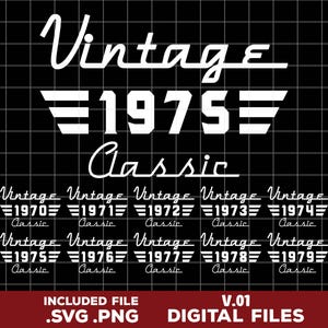 Puede incluir: Un diseño digital con la palabra "Vintage" sobre "1975 Classic" en blanco sobre un fondo de cuadrícula negra. Diseños adicionales incluyen los años de 1970 a 1979. Archivos digitales .SVG y .PNG incluidos.