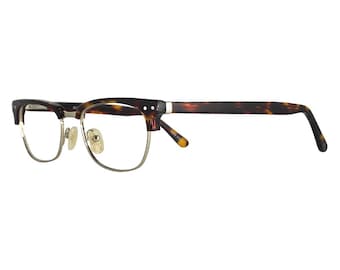 Puede incluir: Gafas con un diseño clásico. La montura superior y las patillas presentan un patrón de carey, mientras que la parte inferior de la montura es de metal plateado. Las lentes son transparentes.