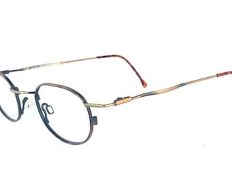 Peut inclure: Une paire de lunettes en métal doré avec des verres ronds et une branche en écaille de tortue brune.