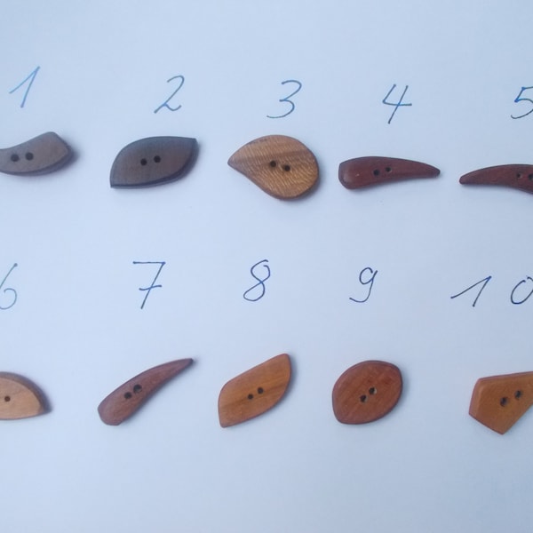 petits boutons à bascule faits à la main en bois, différentes formes d’environ 30 à 40 mm