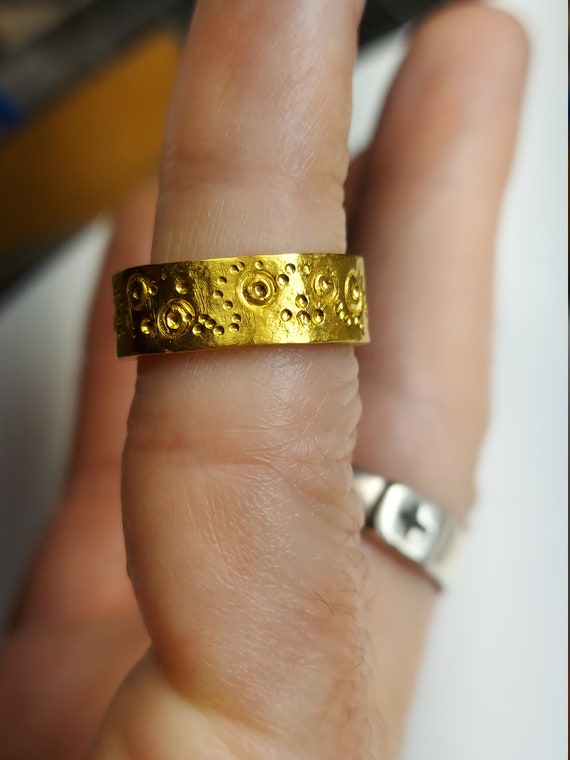 Alliance en or 24 carats Alliance en or 24 carats Bague en or recycle Alliance faite main Grosse bague en or Or martele Bague en or rustique Etsy Canada