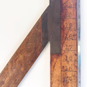 Antichità 2 grandi righelli quadrati da 36 pollici in legno e ottone per il taglio del vetro di Lange & Sommer e Maca, Chicago, USA, decorazioni da parete per esposizione architettonica