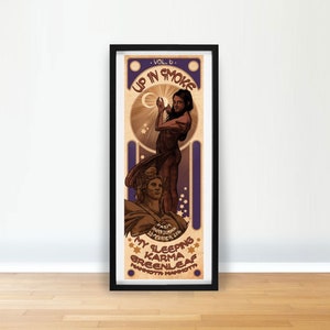 Peut inclure: Une affiche de style vintage avec une femme en robe fluide, tenant une lune croissante. L'affiche est intitulée "Up in Smoke" et comprend le texte "My Sleeping Karma Greenleaf Mammoth Mammory".