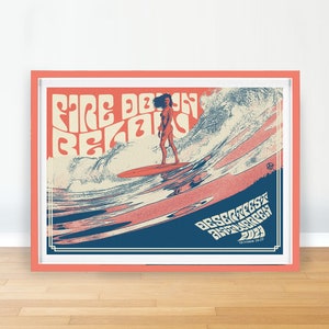 Peut inclure: Une affiche de style vintage avec un design de police rétro. L'affiche représente une femme sur une vague de surf avec le texte "Fire Design Below" et "Desertfest Antwerp 2023" en arrière-plan.