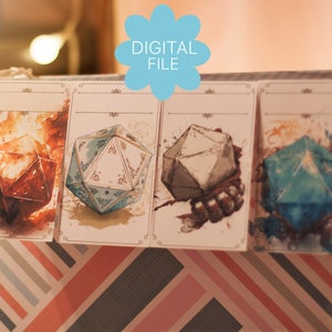 Könnte beinhalten: Vier druckbare Karten mit Aquarell-Illustrationen von Würfeln in verschiedenen Farben. Jede Karte hat einen weißen Rand und einen leeren Platz zum Schreiben.
