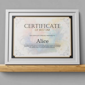 Op de afbeelding: Een ingelijst certificaat met de tekst "CERTIFICATE OF BEST DM" en de naam "Alice". Het certificaat heeft een aquarel achtergrond en decoratieve randen. Het rust op een houten plank tegen een grijze muur.