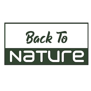 Może przedstawiać: Zielony prostokąt z białym tekstem, kt&oacute;ry brzmi "Back To NATURE" w stylizowanym kroju pisma.