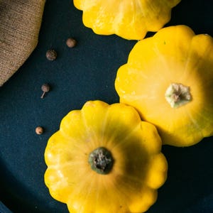 Gelbe Jakobsmuschelkürbis-Samen - Patty Pan-Samen - Bio & Non Gmo - Heirloom-Gemüsesamen - Frische in den USA angebaute Samen - Wachsen Sie Ihr eigenes Essen