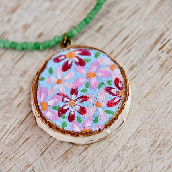 Astscheibe Birke • handbemalt mit Blumen • Rocaillesperlenkette mit Anhänger • modern • farbenfroh • Halskette verlängerbar • originell
