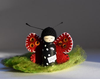 Schmetterling "loved" Holzpüppchen/ Reminder/ Geschenk für einen lieben Menschen / handbemalt / Accessoire/ Sammelfigur / Peg Doll/kunstvoll