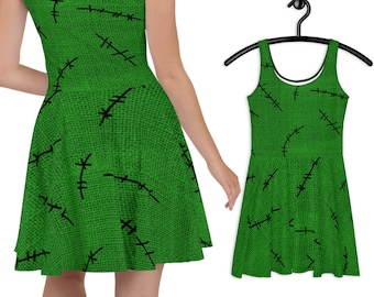 Puede incluir: Vestido skater verde con un diseño de costuras. El vestido presenta una parte superior sin mangas y una falda acampanada. La tela tiene una apariencia texturizada, y las costuras negras añaden un detalle de contraste. El vestido se muestra en una percha.