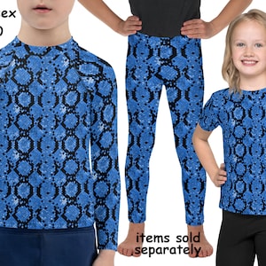 Puede incluir: Una camisa de manga larga, leggings y una camiseta con estampado de piel de serpiente azul y negro. Unisex 2T-20 niños. Artículos vendidos por separado.