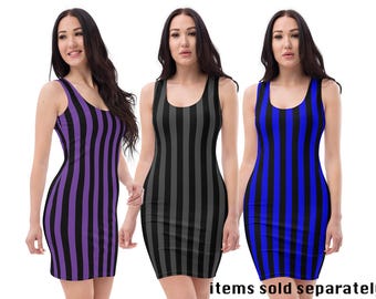 Puede incluir: Tres mujeres con vestidos sin mangas con rayas verticales negras y de colores. Los vestidos son ajustados y tienen un escote redondo. Las rayas son moradas, grises y azules.