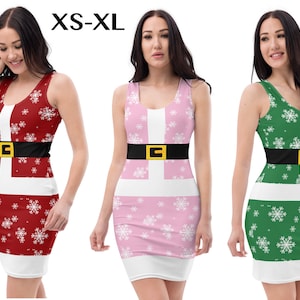 Puede incluir: Tres vestidos sin mangas con un diseño de Papá Noel. Los vestidos son rojo, rosa y verde con copos de nieve blancos y un cinturón negro con una hebilla dorada. El texto "XS-XL" se muestra en la parte superior de la imagen.