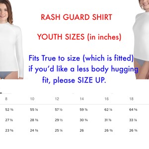 Puede incluir: Una tabla de tallas para una camiseta de protecci&oacute;n contra erupciones para tallas de j&oacute;venes. La tabla muestra las tallas de EE. UU. en pulgadas, de 8 a 20, y las medidas correspondientes para la altura, el pecho y la cintura.