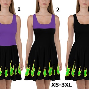 Puede incluir: Tres variaciones de un vestido skater negro con un diseño de llamas verdes en el dobladillo inferior. La mitad superior del vestido es de color morado, negro o un bloque de color morado y negro.